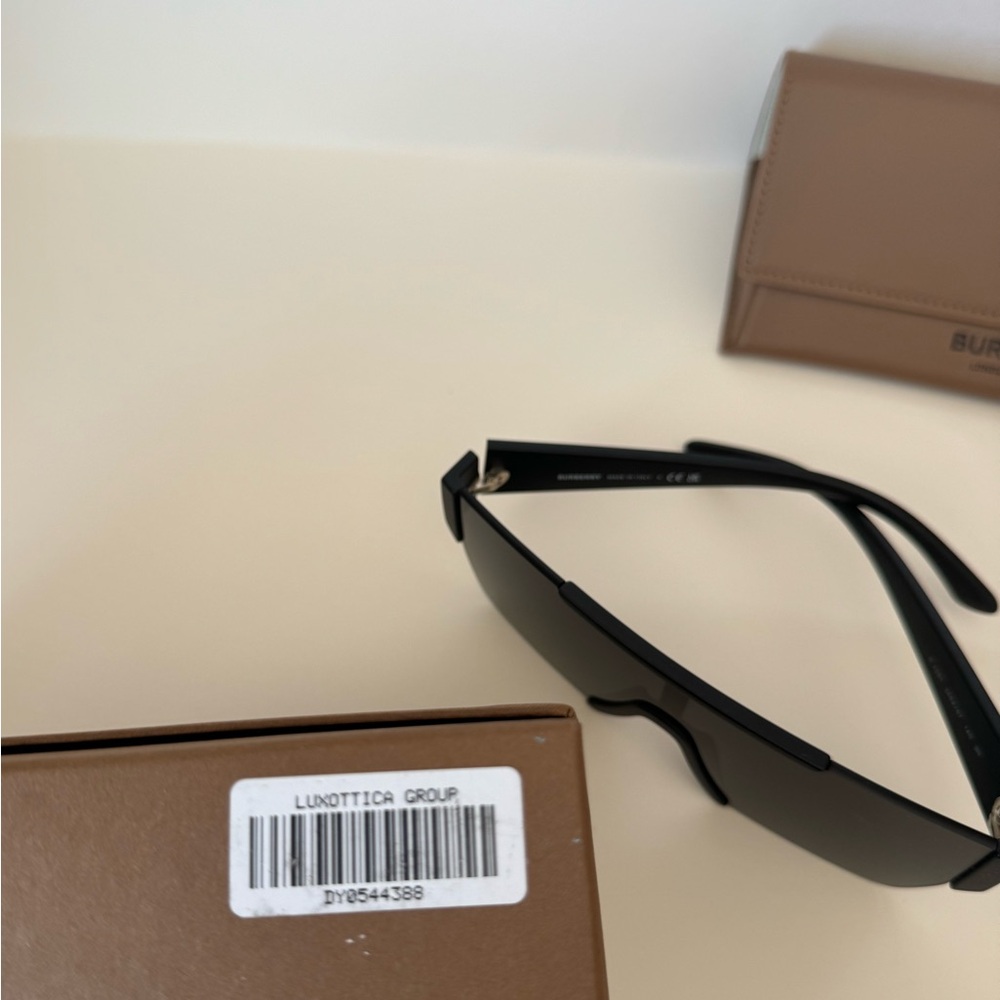 Burberry Black Rectangular Sunglasses - Picture 4 of 4